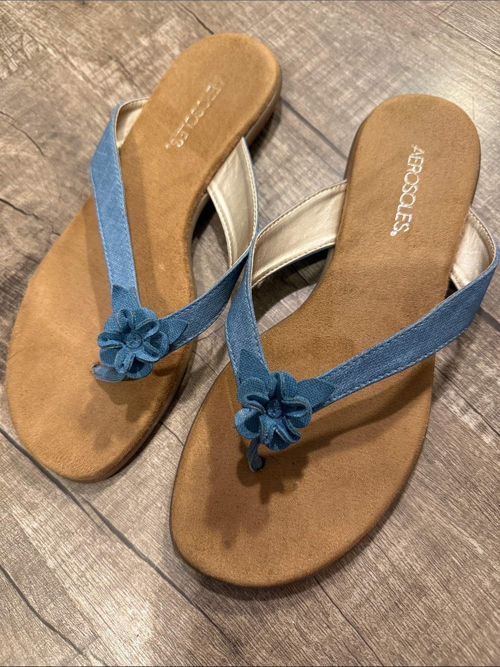 5/$15 AEROSOLES Denim Blue Floral Thong Sandals size 7.5